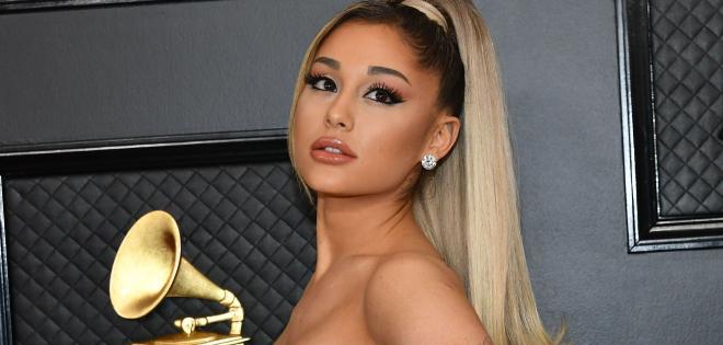 Ariana Grande: Γιόρτασε τα 9 χρόνια του «Santa Tell Me»