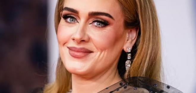 Η Adele κυκλοφορεί την αυτοβιογραφία της