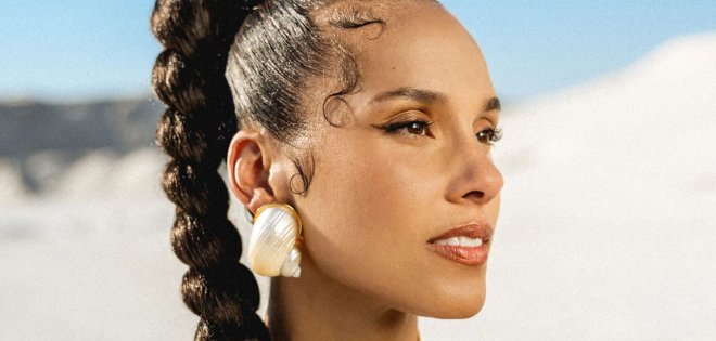 Η Alicia Keys δηλώνει «περήφανη» για το Fallin που γίνεται 25 ετών