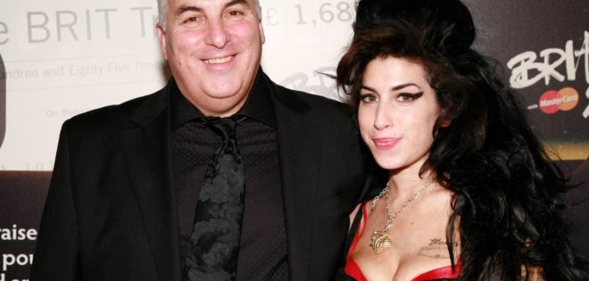 Amy Winehouse: Ο πατέρας της θα πληρώσει 1,1 εκατομμύριο λίρες σε δυο φίλες της 