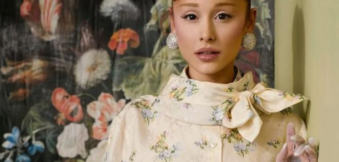 Έχει η Arianna Grande 6 δάχτυλα;