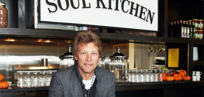 Ο Jon Bon Jovi διοργανώνει δωρεάν γεύματα για άστεγους και άπορους