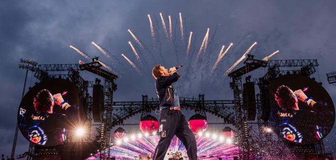 Οι Coldplay ξεκινούν την περιοδεία τους στα στάδια του Ηνωμένου Βασιλείου και αναφέρονται στην κάμερα των φιλιών