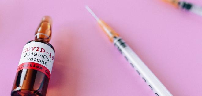 Επιχείρηση «Ελευθερία» και στους εφήβους: Ξεκινά ο εμβολιασμός των 15 – 17 ετών