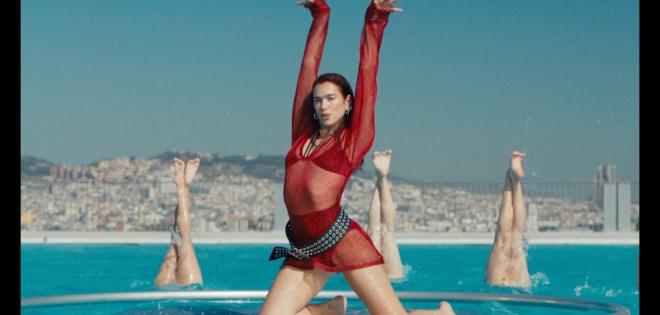 Dua Lipa: Τα non-stop εξώφυλλα και η επίσκεψη στην Ελλάδα