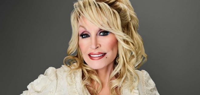 Dolly Parton: Αυτός είναι ο λόγος που πάντα περνά Χριστούγεννα στο σπίτι της