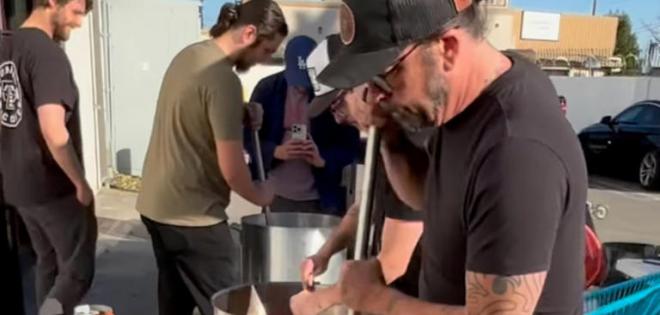 Λος Άντζελες: Ο τραγουδιστής των Foo Fighters μαγείρεψε για τους πληγέντες από τις πυρκαγιές