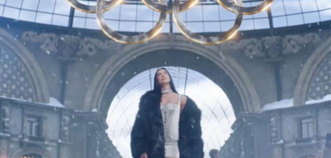 Η Dua Lipa εμψυχώνει τις γυναίκες της ομάδας των ΗΠΑ 