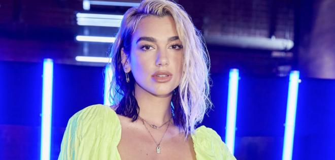 Η Dua Lipa παραλαμβάνει βραβείο από τον «ήρωα» Bernie Sanders