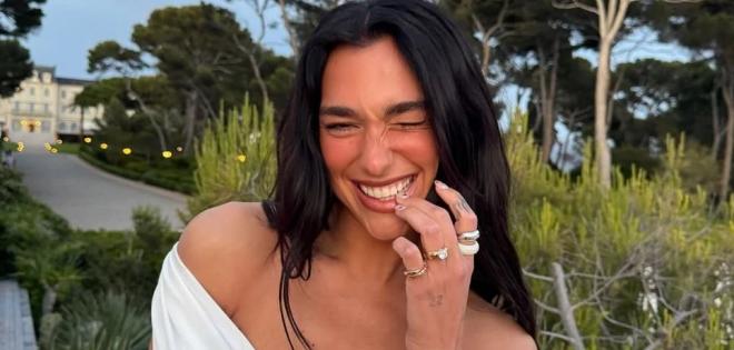 Η Dua Lipa αρραβωνιάστηκε τον Βρετανό ηθοποιό, Callum Turner