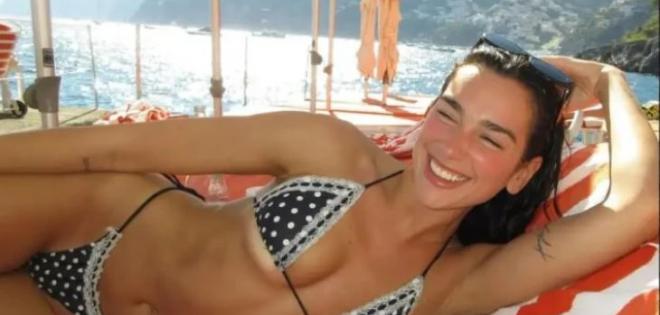 Η Dua Lipa κάνει διακοπές στην Ιταλία με τον αρραβωνιαστικό της