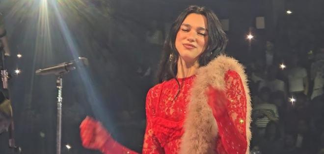 Η Dua Lipa ξεκινά την ευρωπαϊκή περιοδεία “Radical Optimism” και διασκευάζει το “Hero” του Enrique Iglesias