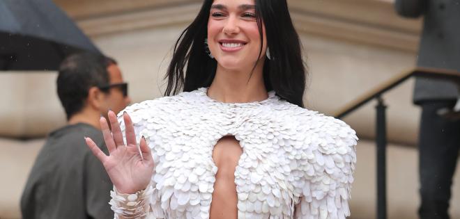 Η Dua Lipa εντυπωσιάζει με Schiaparelli στην Εβδομάδα Μόδας του Παρισιού