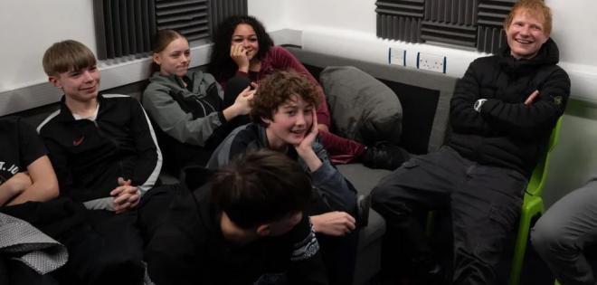 Ο Ed Sheeran κάνει επίσκεψη έκπληξη σε μαθητές της Ακαδημίας Κόβεντρι 