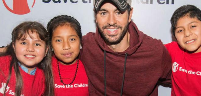 Ο Enrique Iglesias στηρίζει τα παιδιά που έχουν ανάγκη