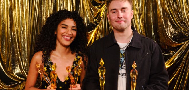 Το «Rein Me In» των Sam Fender & Olivia Dean επιστρέφει στην πρώτη θέση του βρετανικού chart singles