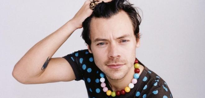 Ναι, ο Harry Styles ξύρισε το κεφάλι του