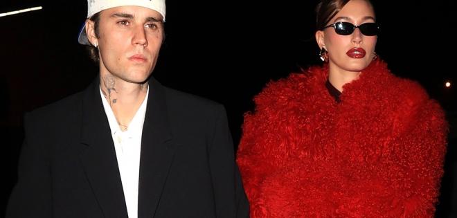 Justin & Hailey Bieber: Γιατί κρατούν τον μικρό Jack μακριά από τα πεθερικά