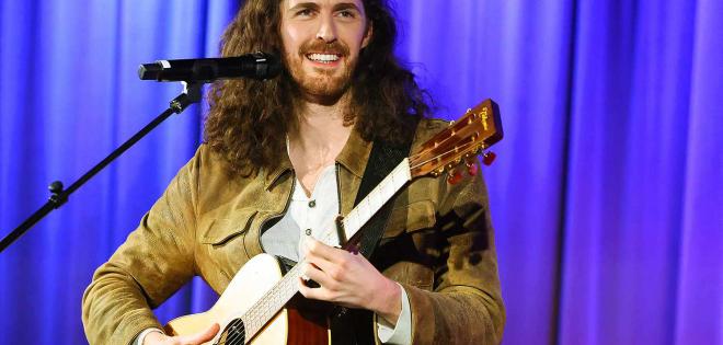 Hozier: Γιορτάζει το πρώτο του... γλυκό Νο.1 στο Ηνωμένο Βασίλειο