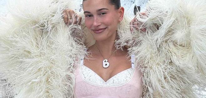 Hailey Bieber: Απέκτησε ακόμα ένα μικροσκοπικό τατουάζ