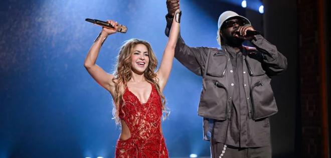 Η Shakira και ο Wyclef Jean γιορτάζουν τα 20 χρόνια του 'Hips Don't Lie' στο 'The Tonight Show' 