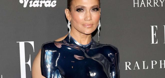 Jennifer Lopez: Φόρεσε το πιο iconic crop top για να παραλάβει βραβείο