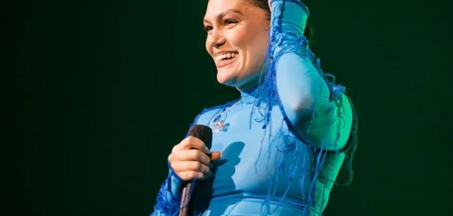 Η Jessie J αποκαλύπτει ότι διαγνώστηκε με «πρώιμο καρκίνο του μαστού»