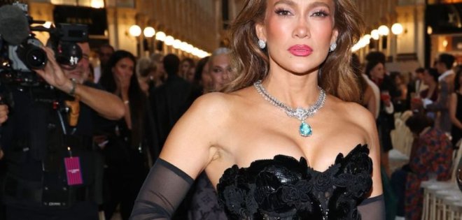 Jennifer Lopez: Έκλεψε τις εντυπώσεις στο Μιλάνο με κόσμημα 74 καρατίων