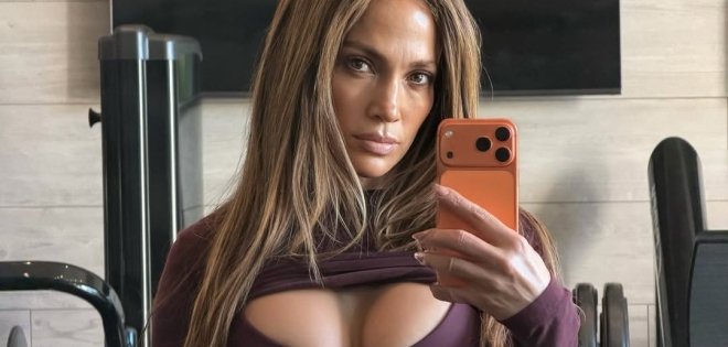Jennifer Lopez: Ποζάρει στο γυμναστήριο με μήνυμα «Keep It Simple» και γίνεται viral