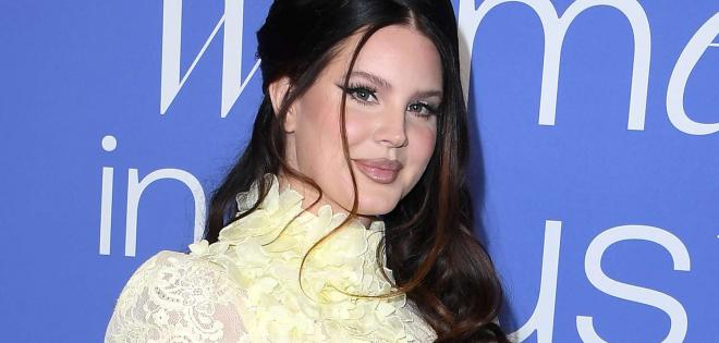 Lana Del Rey: Nέα συνεργασία με τη Holly Macve στο «Suburban House»