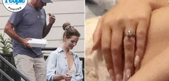 Lana Del Rey: Δε σταματά να θαυμάζει το δαχτυλίδι του γάμου της