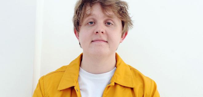 Lewis Capaldi – Προσφέρει 900 δωρεάν εισιτήρια 