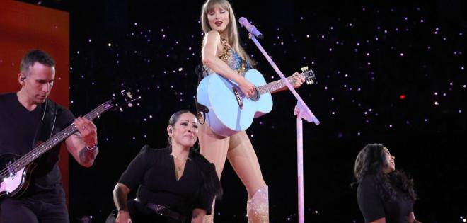 Η Taylor Swift κάνει έκπληξη στους παίκτες του NFL στην έναρξη του training camp του Travis Kelce
