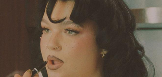 Η Lola Young επιστρέφει στη σκηνή με μια συναυλία στο London Palladium 