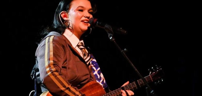 Η Lola Young επέστρεψε στη σκηνή !