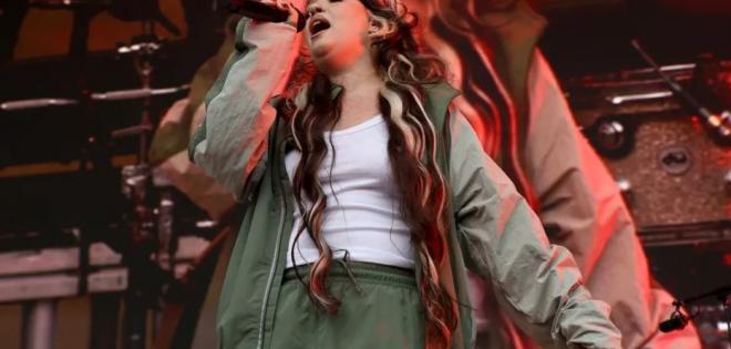 Κατάρρευσε στη σκηνή η Lola Young σε συναυλία της στη Νέα Υόρκη
