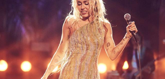 Miley Cyrus: Επίσημα το "Flowers" είναι το εμπορικότερο single του 2023 σύμφωνα με την IFPI