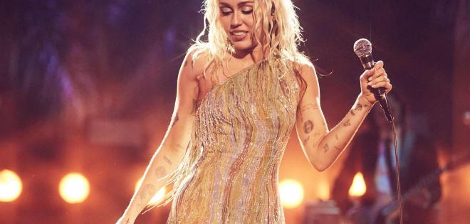 Miley Cyrus: Επίσημα το "Flowers" είναι το εμπορικότερο single του 2023 σύμφωνα με την IFPI