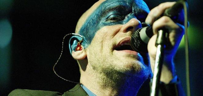 Ο frontman των R.E.M. καλεί σε μποϊκοτάζ των Facebook και Instagram για την ακροδεξιά