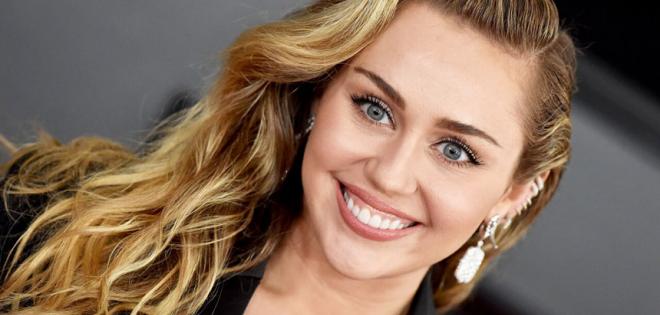 Δείτε τη Miley Cyrus να ερμηνεύει την κλασική επιτυχία των Pink Floyd