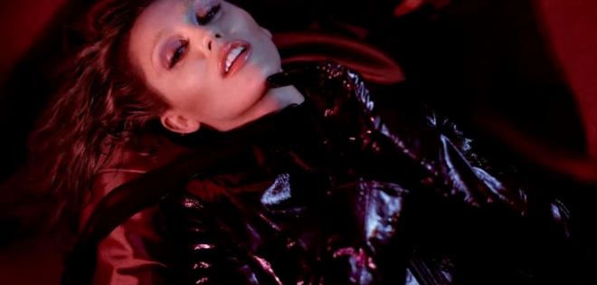 Η Miley Cyrus κυκλοφορεί Deluxe Edition του «Something Beautiful» με δύο νέα τραγούδια 