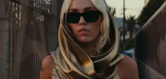 Η Miley Cirus αποκαλύπτει αν το χρυσό φόρεμα στο «Flowers» ήταν «καρφί» για την Jennifer Lorens