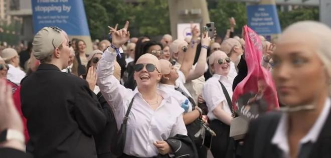 Ο Pitbull λέει ότι το να βλέπει οπαδούς ντυμένους σαν αυτόν είναι ανεκτίμητο