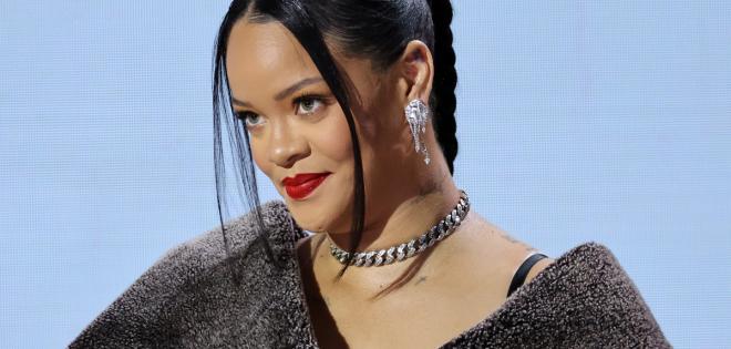 Rihanna: Το "airport look" με παλτό 10 χιλιάδων δολαρίων
