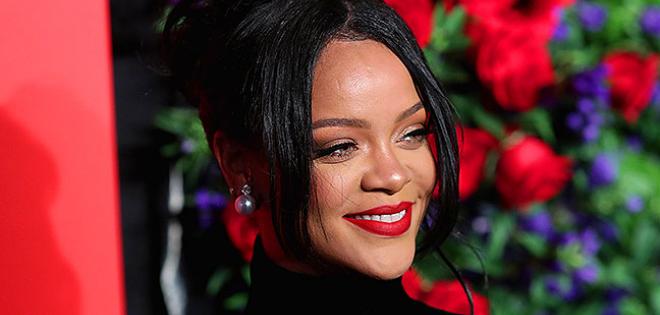 H Rihanna κυκλοφορεί ένα άλμπουμ με σπάνιο οπτικό υλικό