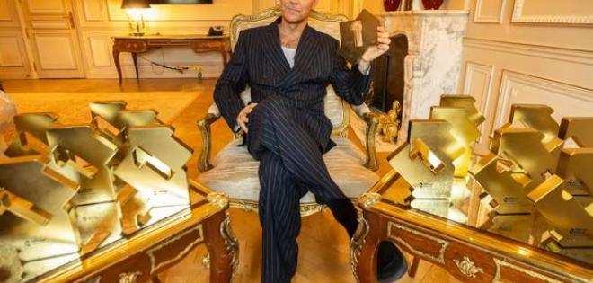 Ο Robbie Williams σπάει το ρεκόρ των Beatles για τα νούμερο 1 άλμπουμ στο Ηνωμένο Βασίλειο