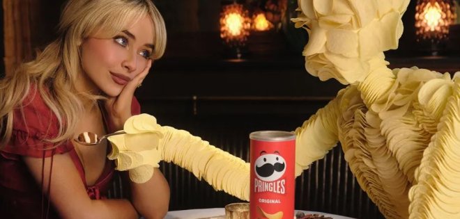 Η Sabrina Carpenter φτιάχνει έναν άντρα από Pringles 