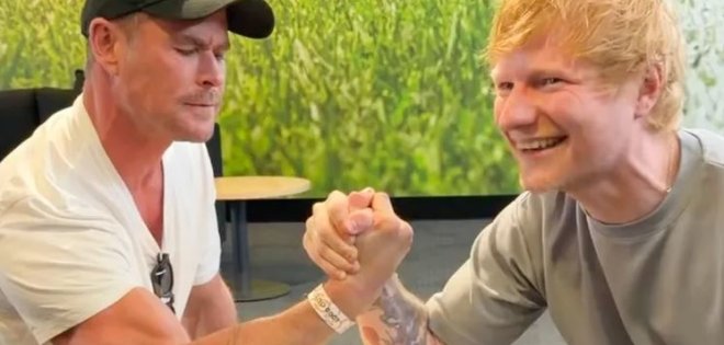 Ο Ed Sheeran επιδεικνύει τη δύναμη υπερήρωα σε αγώνα μπρα-ντε-φερ με τον Chris Hemsworth
