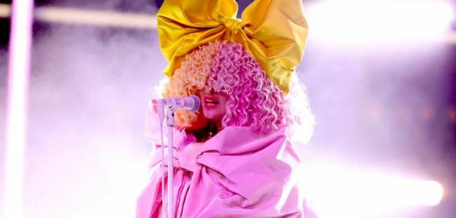 Η Sia εκθρόνισε τη Mariah Carey από την κορυφή των χριστουγεννιάτικων charts στο Spotify