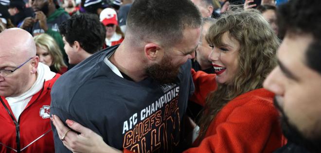 Taylor Swift: Viral η τρυφερή στιγμή με τον Travis Kelce μέσα στο γήπεδο